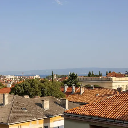 Rooftop Jacuzzi & View Split