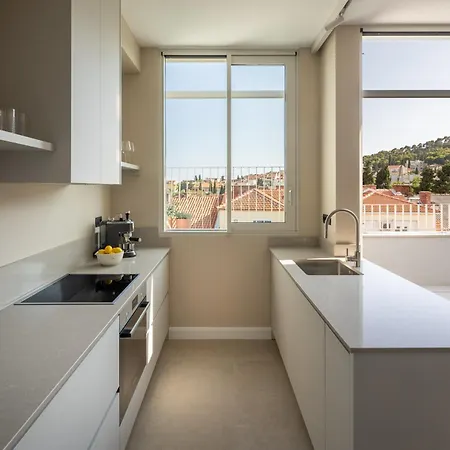 Rooftop Jacuzzi & View *