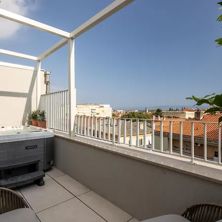 Rooftop Jacuzzi & View