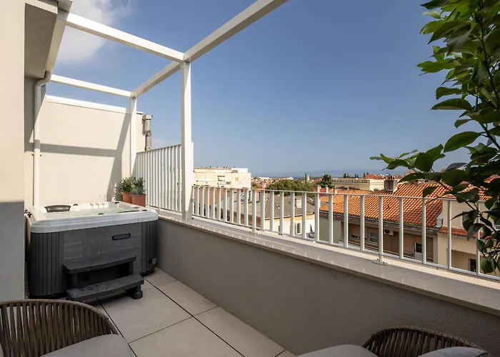 Rooftop Jacuzzi & View